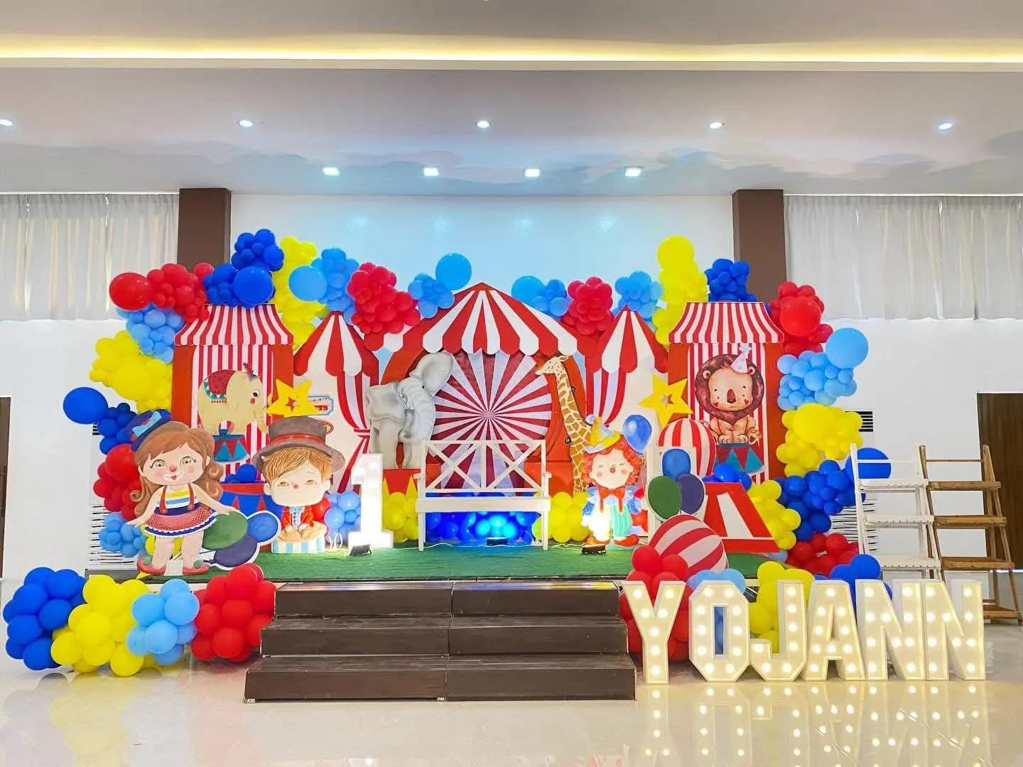 Carnival Circus Theme Stage Decoration — Red & White Carnival Backdrop with Balloon Arch